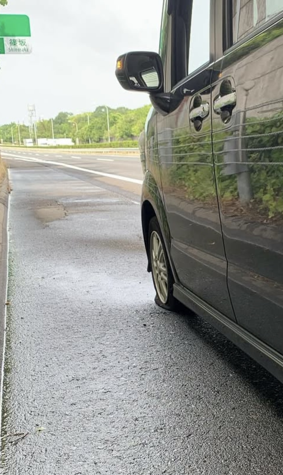 バーストした車